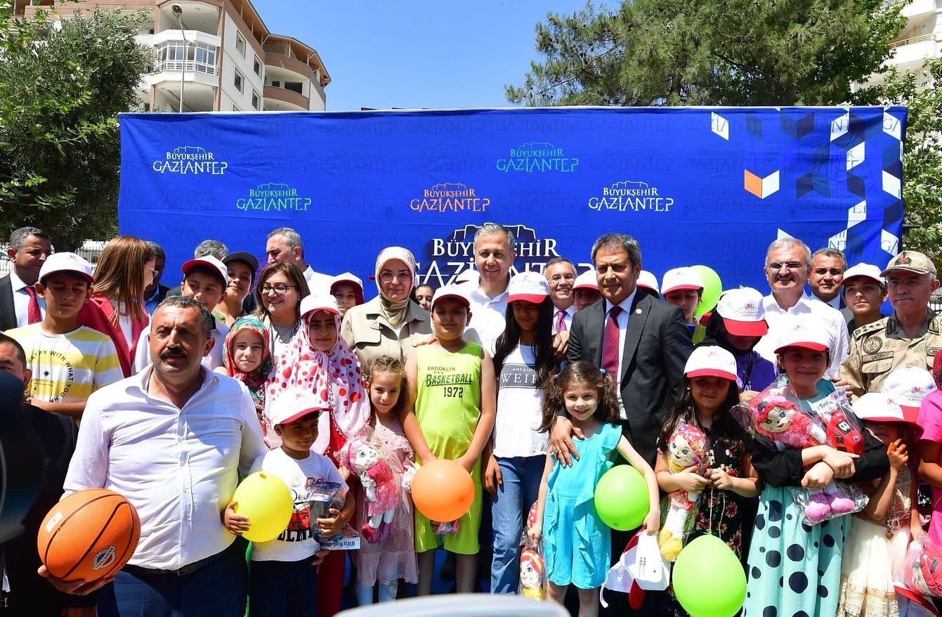 BAKAN YERLİKAYA DEPREMZEDELERLE BULUŞTU